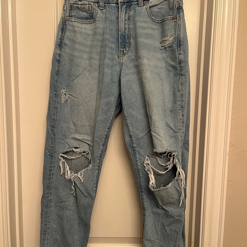 American Eagle Light Distressed Boyfriend Jean